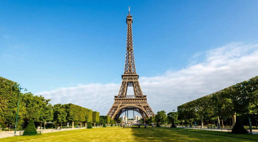 torre eiffel paris para brasileiros