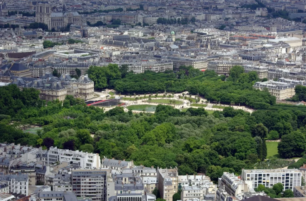 Vista aérea dos Jardins de Luxemburgo em Paris, com áreas verdes, lago central e edifícios históricos ao redor
