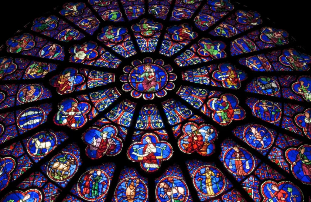 Rosácea da Catedral de Notre-Dame de Paris com vitral medieval detalhado representando figuras bíblicas