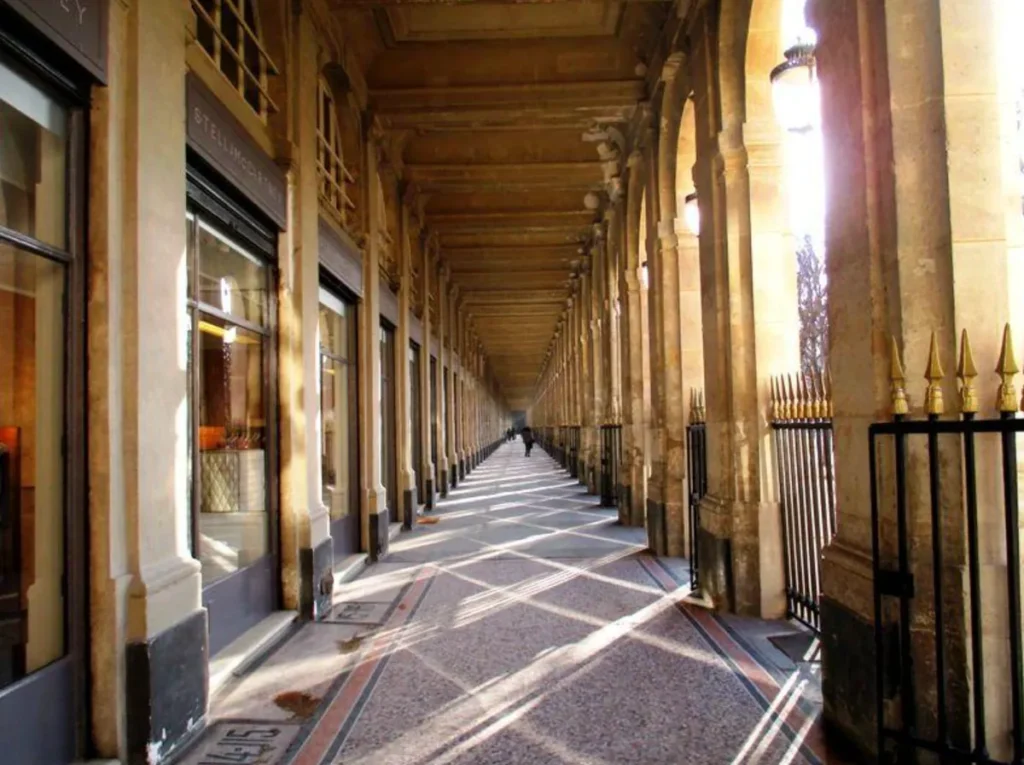Perspectiva elegante das galerias cobertas do Palais-Royal, em Paris.
