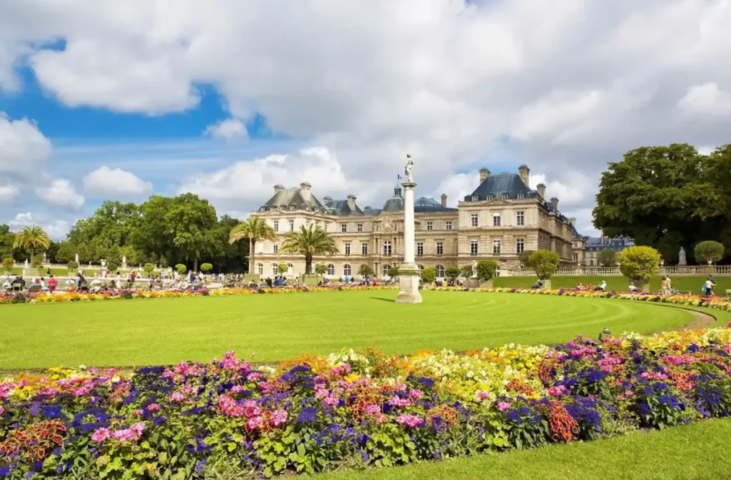 Flores e jardins diante do Palácio de Luxemburgo, em Paris.