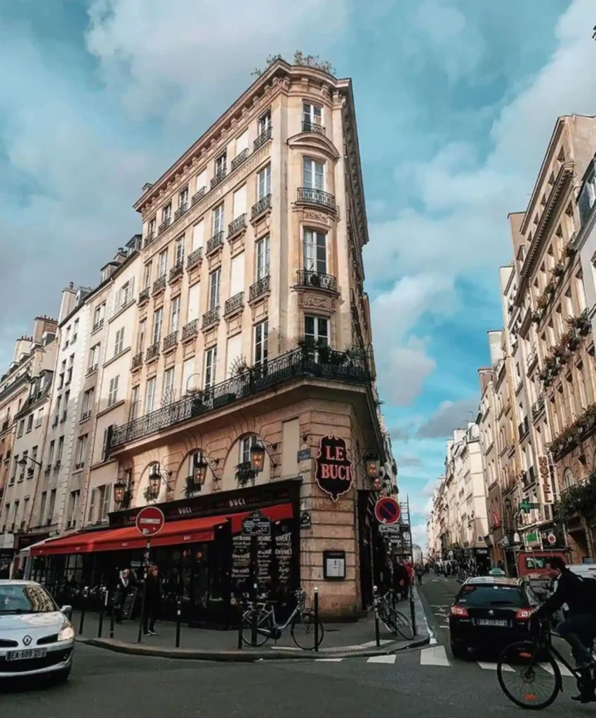 O tradicional ambiente parisiense da Rue de Buci, em Saint-Germain-des-Prés.
