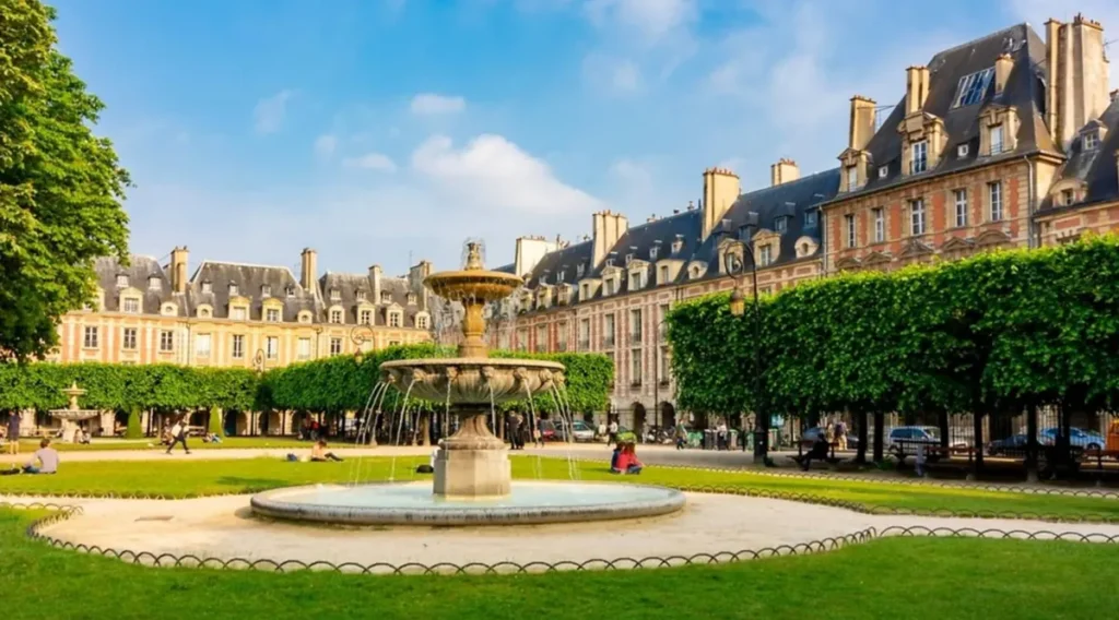 Jardins e arquitetura histórica da Place des Vosges, uma das praças mais elegantes de Paris.