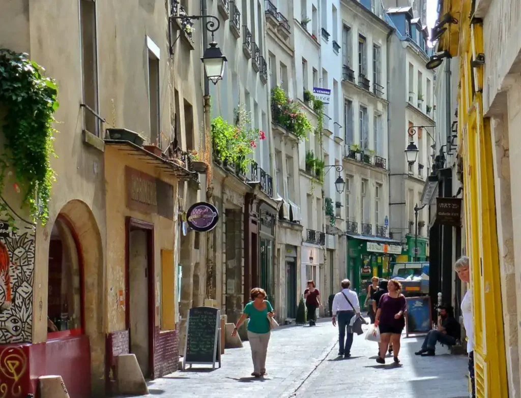 Uma rua estreita e cheia de personalidade no centro histórico de Paris.
