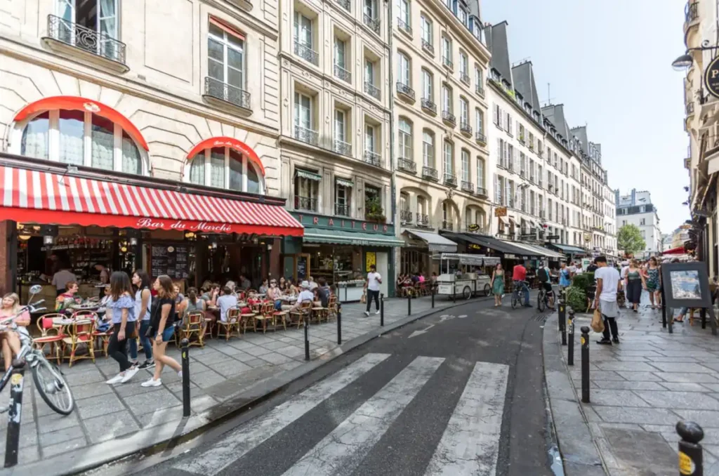 Cafés e vida de rua na animada Rue de Buci, em Paris.