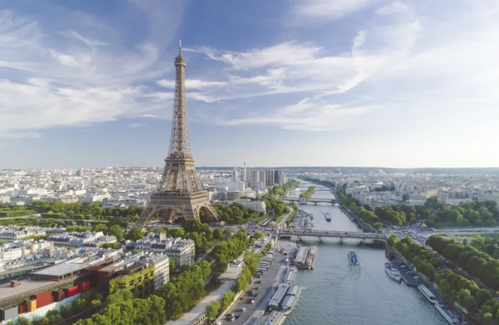 Vista panorâmica de Paris com a Torre Eiffel e o rio Sena em destaque.