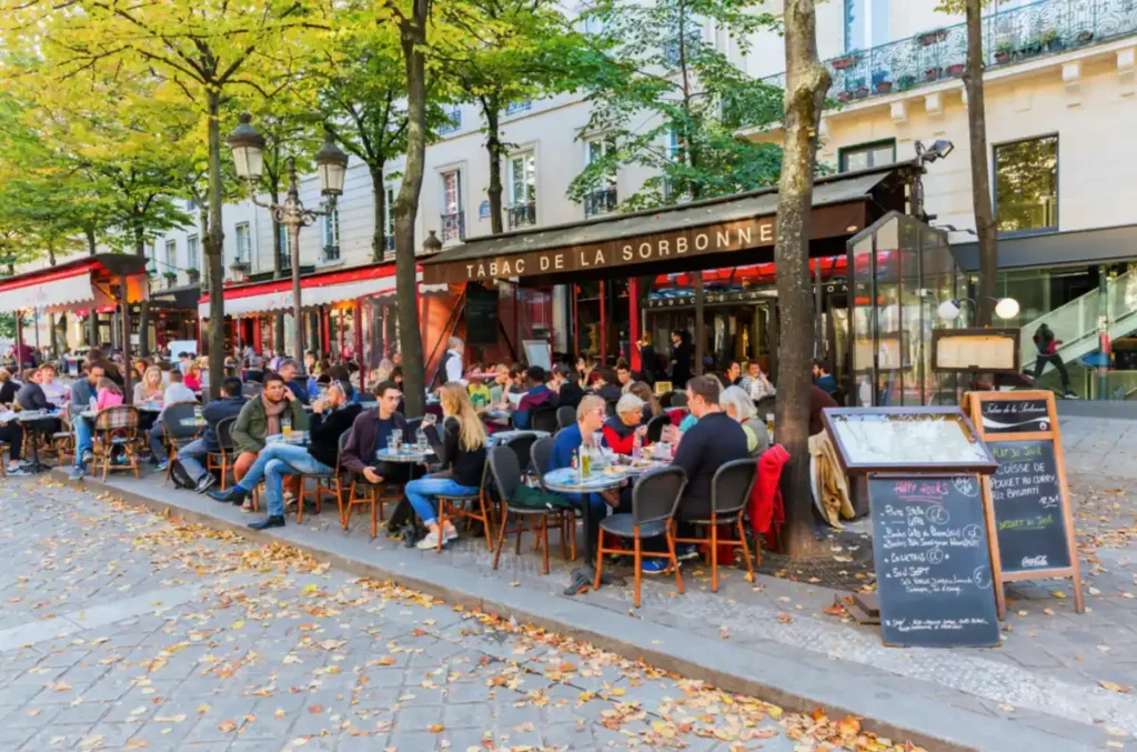 O movimentado terraço do Tabac de la Sorbonne, no Quartier Latin, traduz o clima dos tradicionais cafés de Paris.