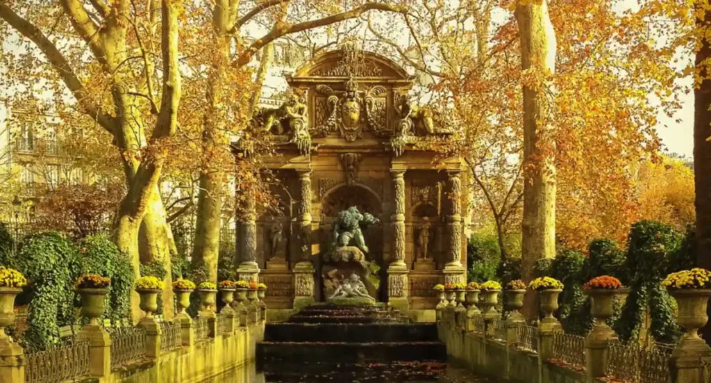A histórica Fonte Médici emoldurada pelas cores do outono no Jardim de Luxemburgo, em Paris.