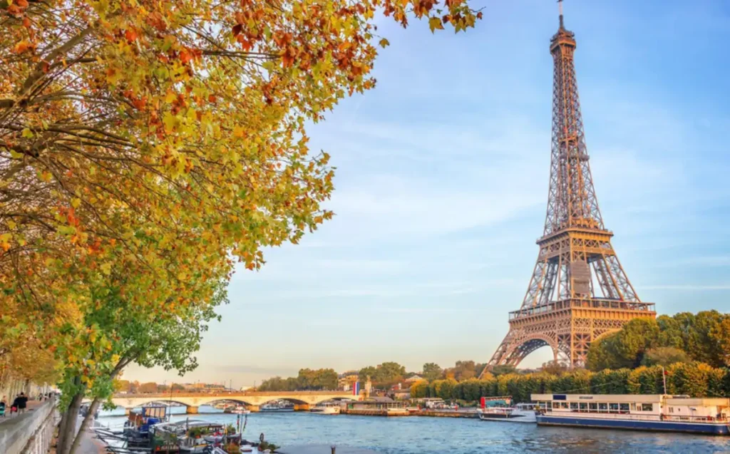 Torre Eiffel e Rio Sena cercados pelos tons dourados do outono, uma das paisagens clássicas de Paris.