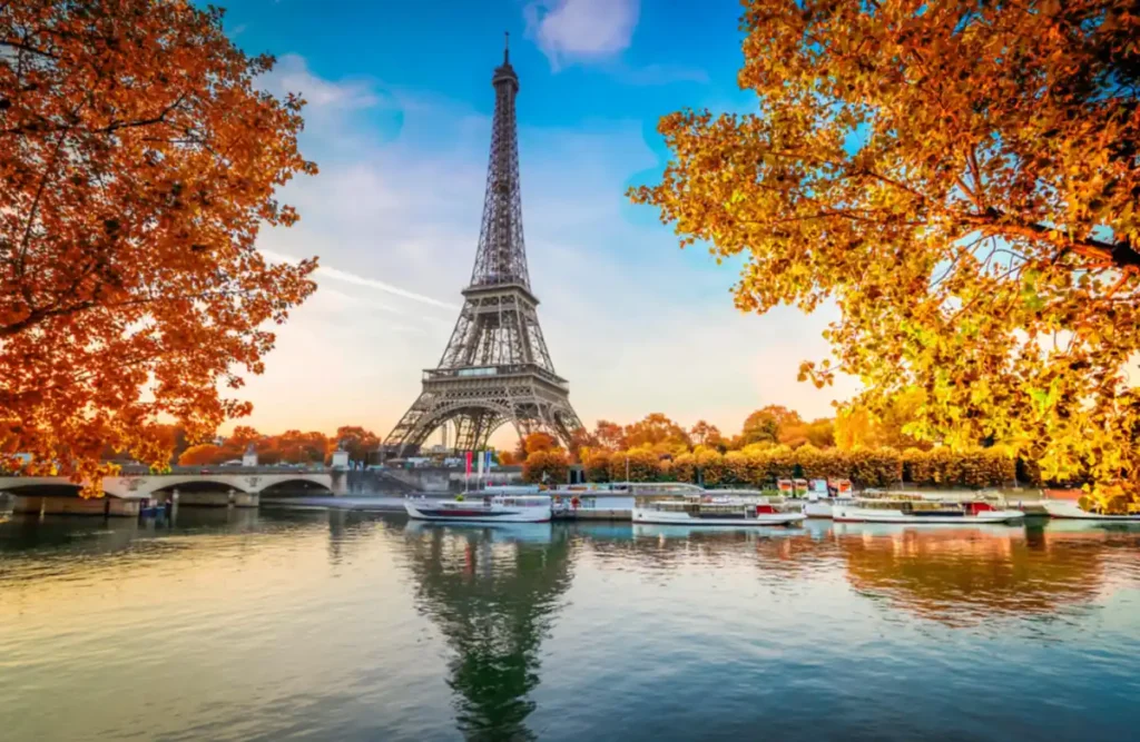 Torre Eiffel e Rio Sena cercados pelos tons dourados do outono, uma das paisagens clássicas de Paris.